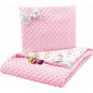 Set paturica 75x100 cm si perna 35x30 cm pentru copii, BabyMam minky pink giraffe, versatila cu doua fete