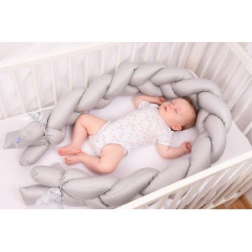 Protectie laterala din bumbac Bumper impletit The Braid Grey 2 m, inaltime 16 cm, material exterior din bumbac satinat, umplutura antialergica din fibre siliconate