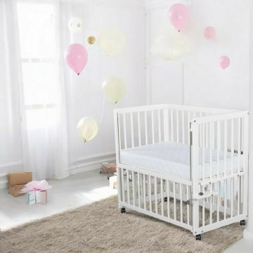 Patut co-sleeper Qmini Dalia Alb, multifunctional, 90x50 cm, din lemn de pin, reglabil pe orice treapta de inaltime la patul parintilor, sistem de ancorare si roti cu frana incluse + Saltea 8 cm