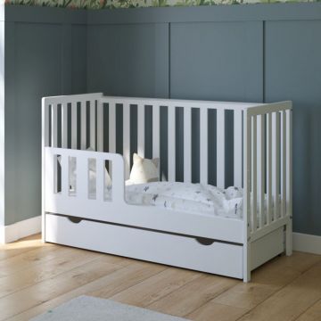 Patut din lemn si MDF pentru copii Nichiduta Bambi Alb cu sertar pe roti,bariera de protectie,2 bare detasabile,vopsele ecologice ,margini rotunjite,dimensiuni interioare 120x60 cm