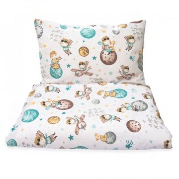 Set lenjerie de patut 3 piese Kerstin Micul print cu husa de pilota,fata de perna si aparatoare laterala 180x30 cm,din bumbac,inchidere cu fermoar,compatibila pautut 120x60 cm