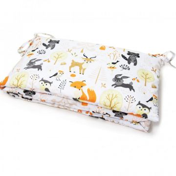 Set lenjerie de patut pentru copii Kerstin Forest Friends, compus din 3 piese, cu Husa de pilota, Fata de perna si Bumper, realizate din bumbac, prevazute cu fermoare