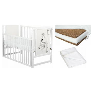 Set Patut din lemn bebe Babyneeds, Timmi Girafa cu laterala culisanta, 120x60 cm, Alb + Saltea patut bebe, Cocos Confort II, Cu fibre de cocos si strat de burete, 120x60x8 cm + Protectie impermeabila, Pentru patuturi 120x60 cm, Alb